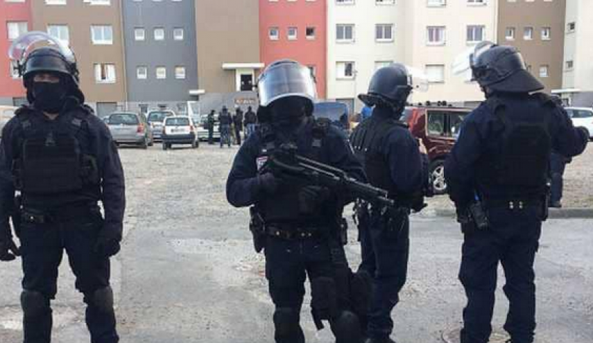 فرنسا.. مسلح يحتجز الرهائن في متجر 