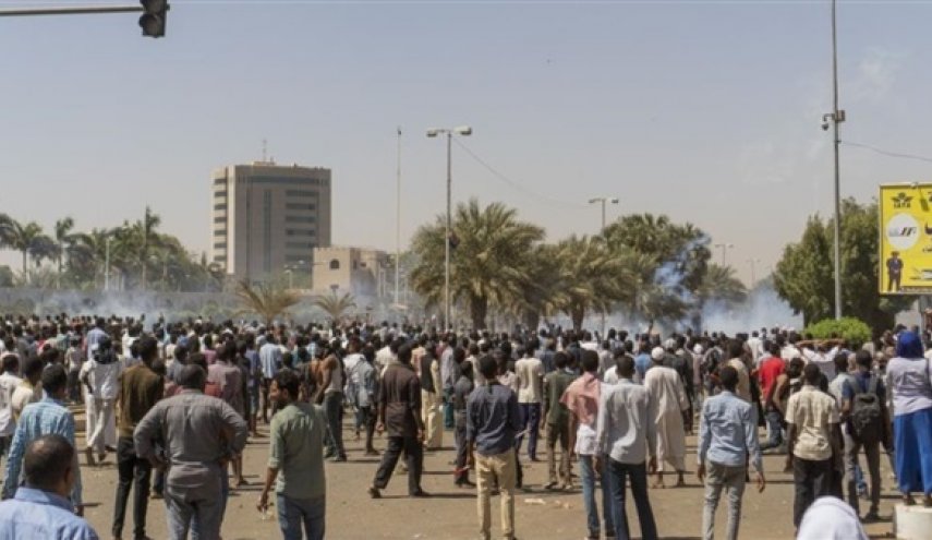 المعارضة السودانية تحذر من محاولات فض الاعتصام بإغراق ساحته بمياه الصرف الصحي