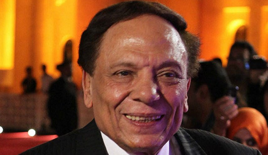 شاهد.. عادل إمام بلباس الحج..هذه رسالته لجمهوره بعد مرضه

