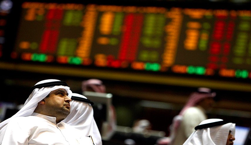 بورصات البلدان الخليجية تواصل خسائرها والنفط يرتفع