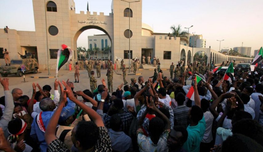 قوى التغيير السودانية تدعو 'العسكري' لحماية سلمية الثورة
