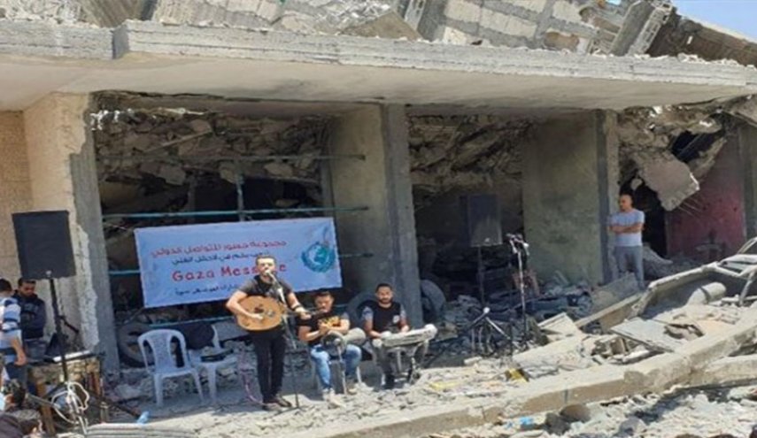 تزامنا مع ‘اليوروفيجن’ غزة تغني على أنقاض مبنى مدمر+صور
