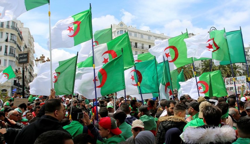 3 شخصيات جزائرية بارزة تدعو الجيش للحوار