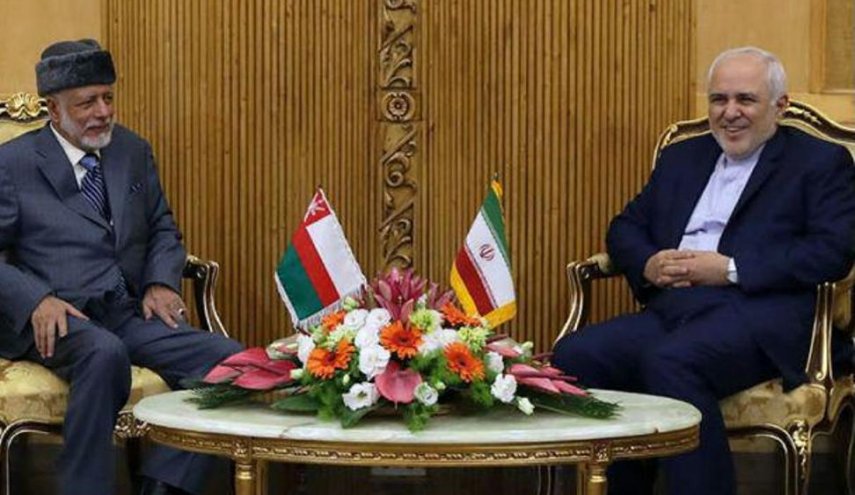 وزير الخارجية العماني يلتقي ظريف فور وصوله الى ايران 