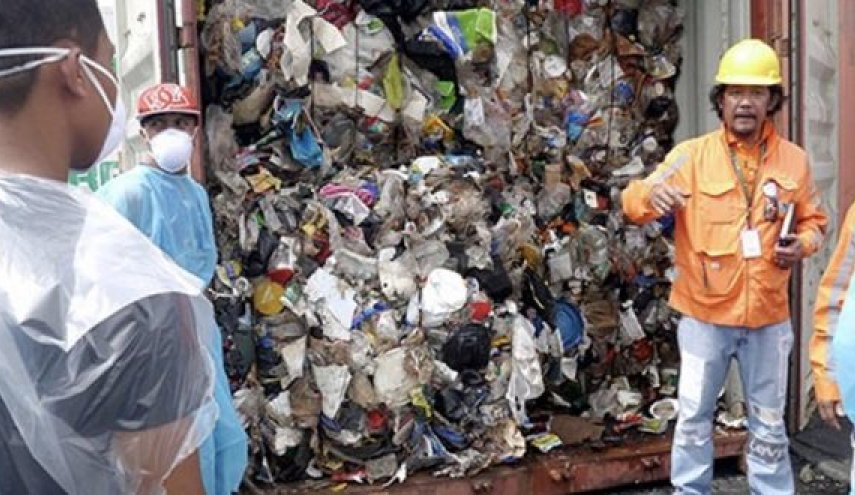 رئيس الفلبين يأمر بإعادة اطنان من النفايات إلى كندا 
