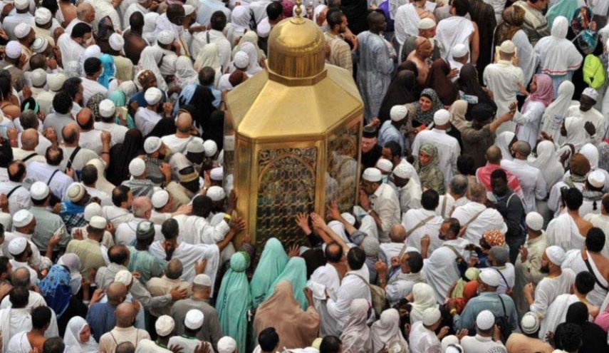 امرأة بلباس رجل تعتمر في مكة المكرمة.. ما القصة؟