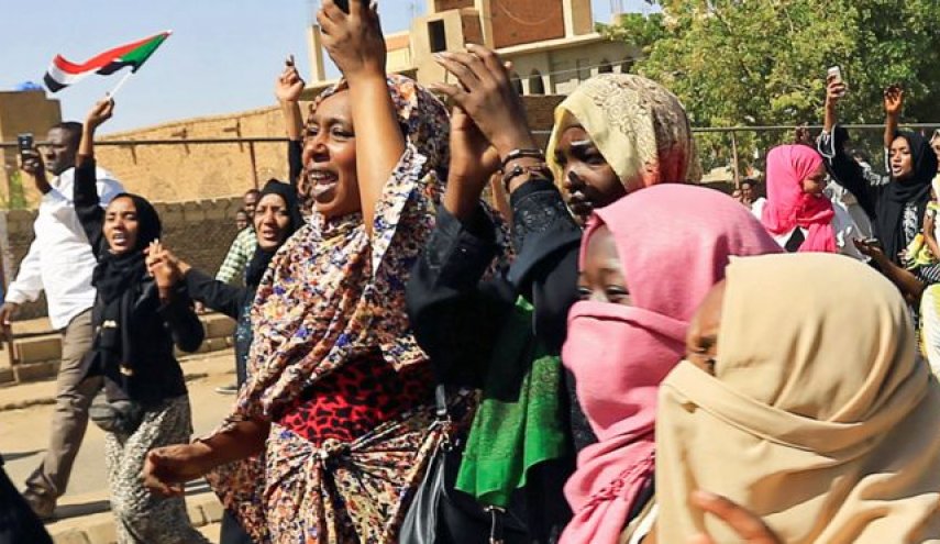 مسيرة احتجاجية للنساء باتجاه مقر الجيش السوداني