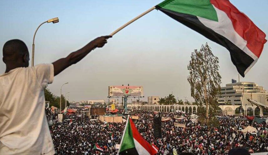 الشرطة العسكرية السودانية تطلق النار باتجاه المعتصمين 