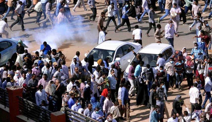 ​​​​​​​الأمن السوداني يلاحق المتظاهرين في أم درمان ويغلق الطرق المؤدية للخرطوم