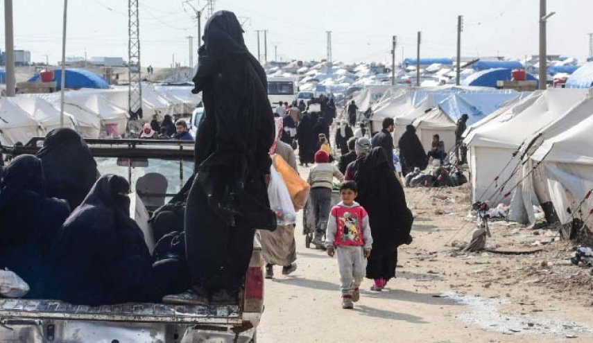 استرضاء للعشائر: 800 امرأة وطفل يغادرون 'مخيم الهول'