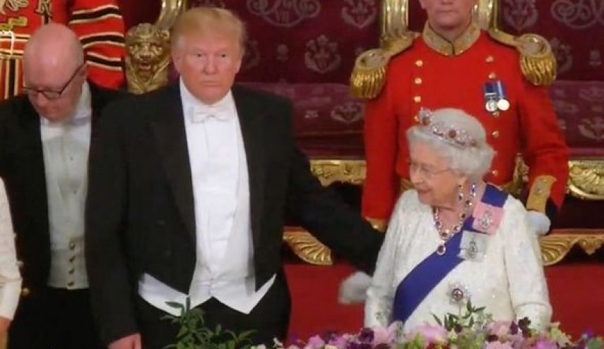 شاهد: ترامب في موقف محرج وهذه المرة مع الملكة البريطانية 