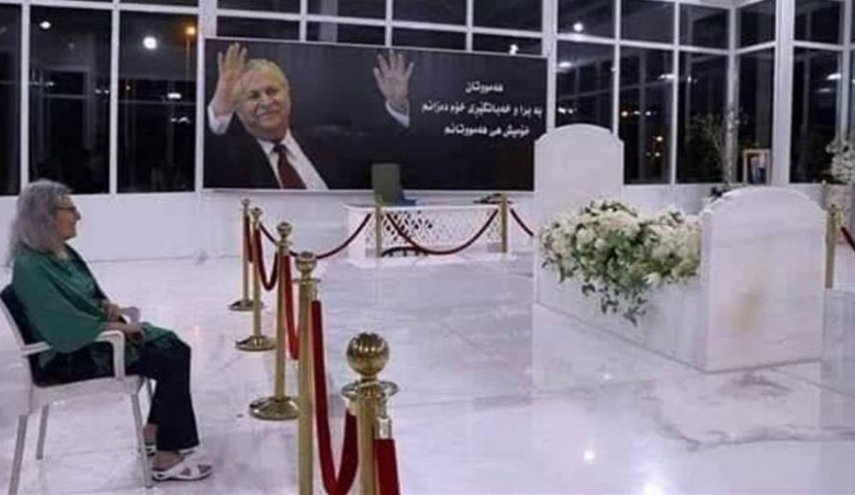 بالصور.. هيرو خان تستقبل العيد عند قبر 'مام جلال'