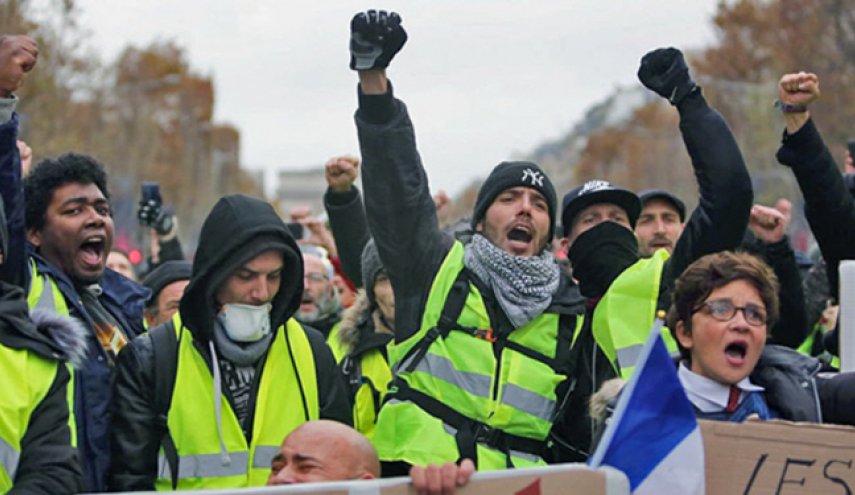 حمله پلیس فرانسه به معترضان با گاز اشک آور