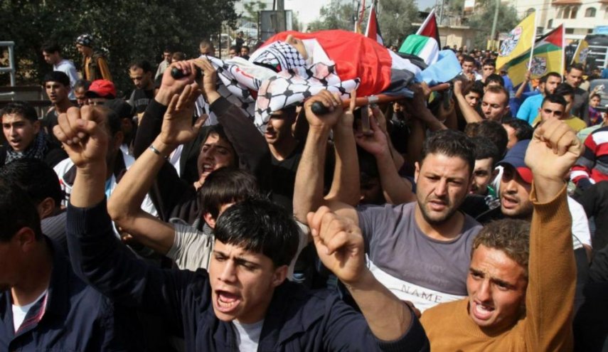 تشييع حاشد لمسعف قتله الاحتلال الإسرائيلي