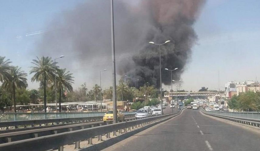 بالصور.. اخماد حريق في مرآب سيارات ببغداد