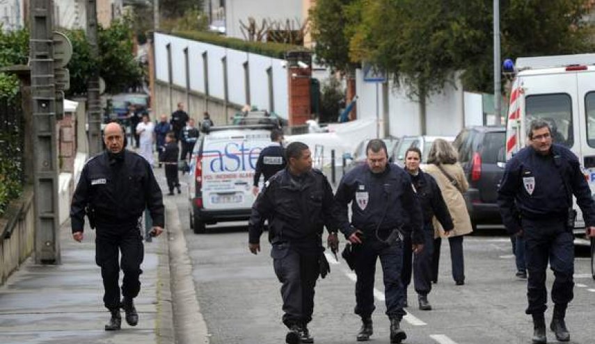 الشرطة الفرنسية: إطلاق النار على رجل هدد جنودا بسكين في ليون
