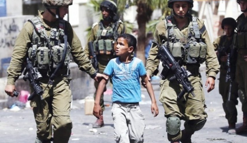 الاحتلال يعتقل فتى ويعتدي على مسن في الخليل