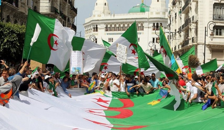 الجزائر.. حبس 19 متظاهرا أوقفوا في مسيرة الجمعة