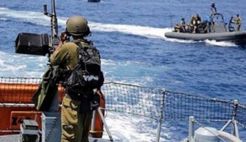 قوات الاحتلال تستهدف الصيادين الفلسطينيين شمال القطاع