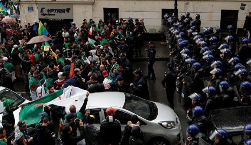 سلطات الجزائر تضع 16 متظاهرا رهن الحبس المؤقت بسبب رفع أعلام الأمازيغ