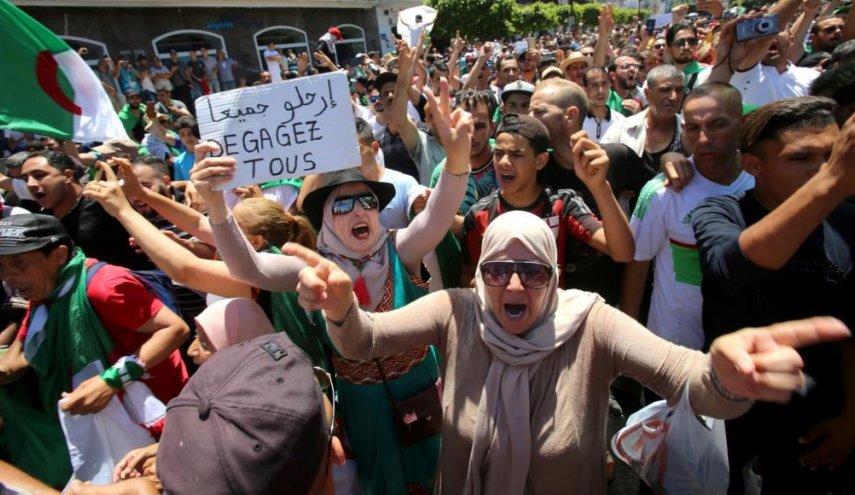 الشعب الجزائري يرد على مبادرة الرئيس المؤقت