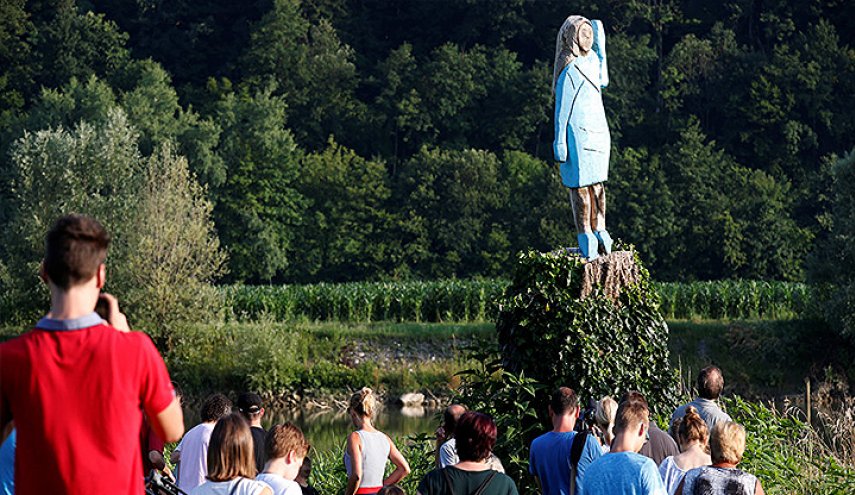 ما علاقة تمثال خشبي 'مضحك' بحجم طبيعي لميلانيا ترامب بالهجرة؟