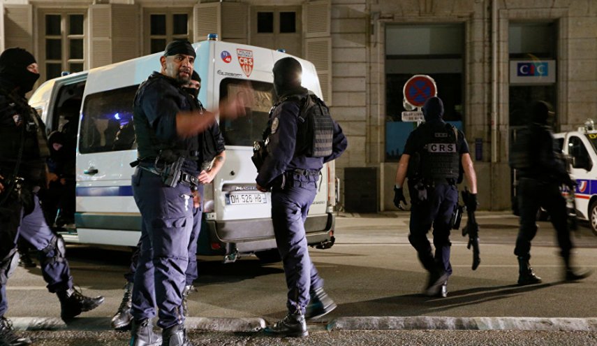 حملة اعتقالات في باريس عقب فوز المنتخب الجزائري