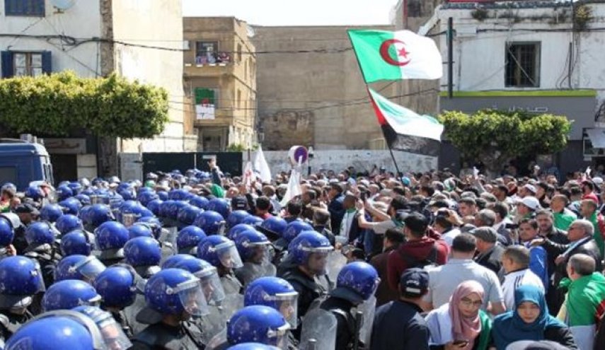 تظاهرات مردم الجزائر برای بیست‌ و یکمین جمعه متوالی
