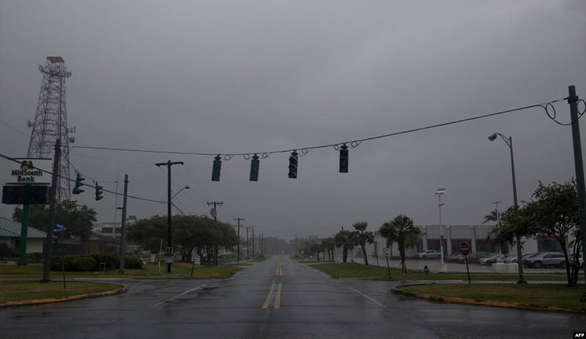 قوة الإعصار باري تضعف مع وصوله إلى ساحل ولاية لويزيانا