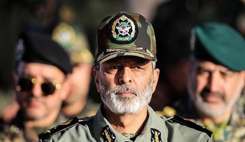 قائد الجيش الايراني يتفقد القوات الخاصة للتدخل السريع