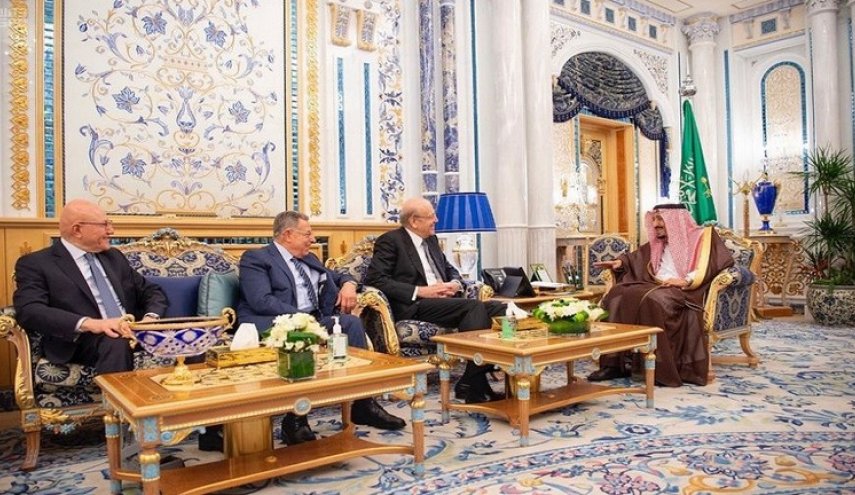 رؤساء وزراء لبنان السابقين بضيافة ملك السعودية بغياب الحريري
