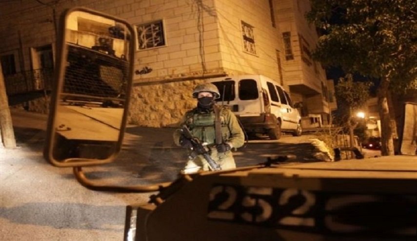 الاحتلال يعتقل عدة شبان من القدس ويقتحم مناطق متفرقة في الضفة