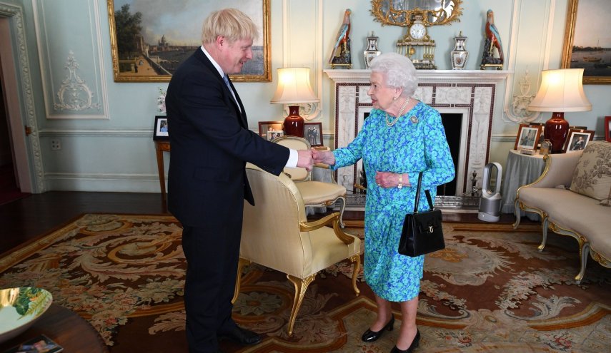 الملكة إليزابيث تكلف جونسون بتشكيل الحكومة