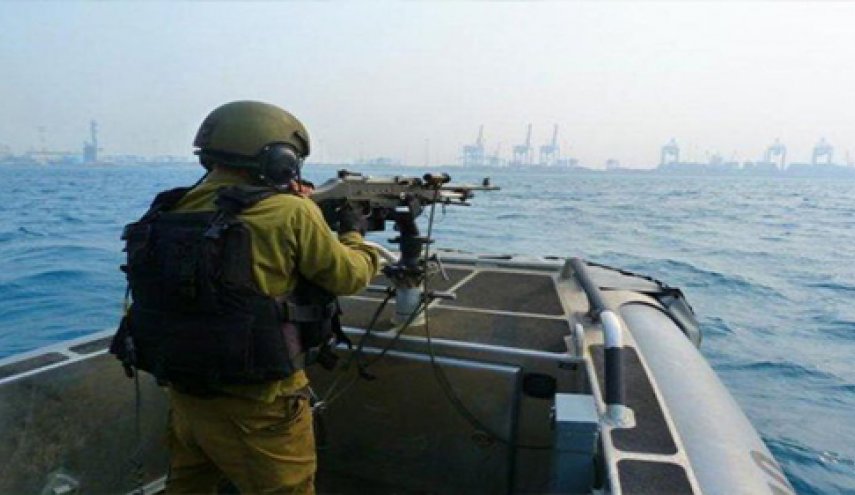 الاحتلال يفتح النار ومضخات المياه صوب الصيادين ببحر غزة