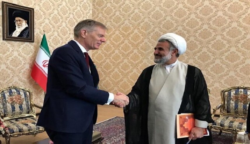 سفير بريطانيا بإيران يشيد بلقائه مع رئيس لجنة الامن القومي البرلمانية