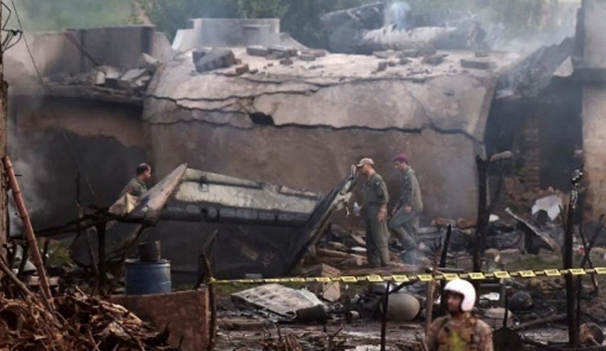 15 قتيلا بتحطم طائرة عسكرية صغيرة في حي سكني بباكستان