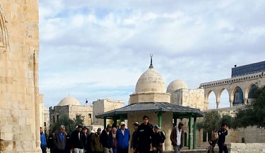 42 مستوطنًا يقتحمون باحات المسجد الأقصى