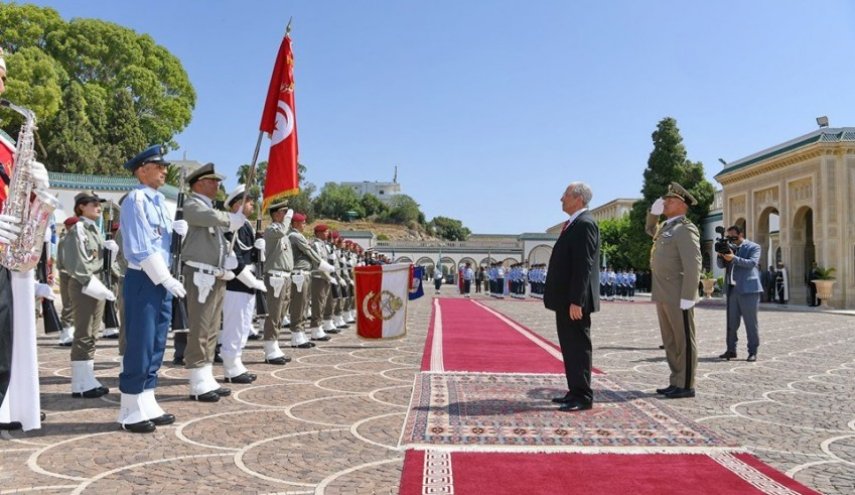 موكب تنصيب رسمي للرئيس المؤقت التونسي محمد الناصر