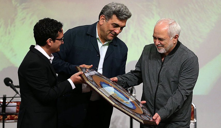 ظريف: افتخر بفرض الحظر عليّ من اجل الشعب الايراني