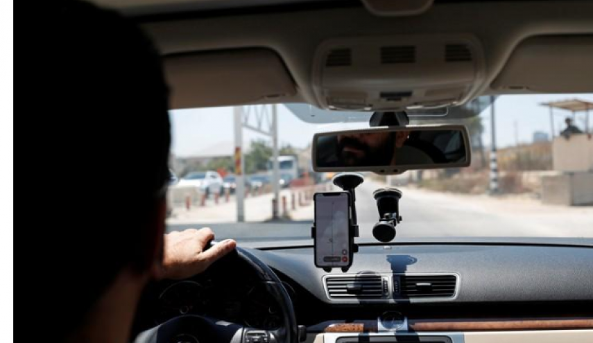 تطبيق فلسطيني يساعد السائقين على تجنب نقاط تفتيش الإحتلال