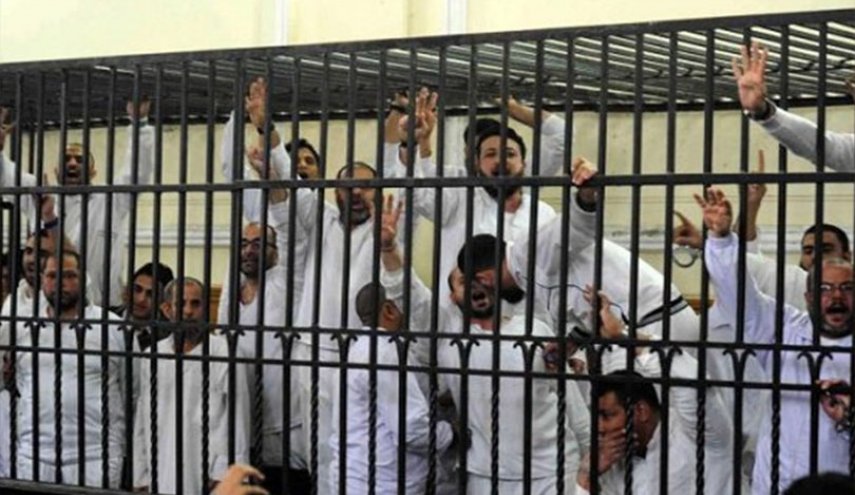 السلطات المصرية تتعنت في إطلاق سراح صحفي معتقل