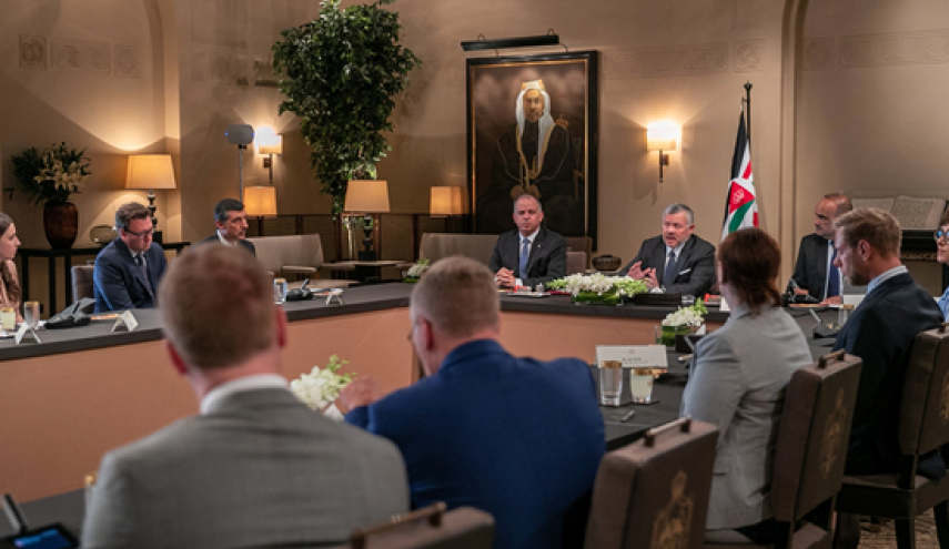ملك الأردن يلتقي أعضاء الكونغرس الأميركي
