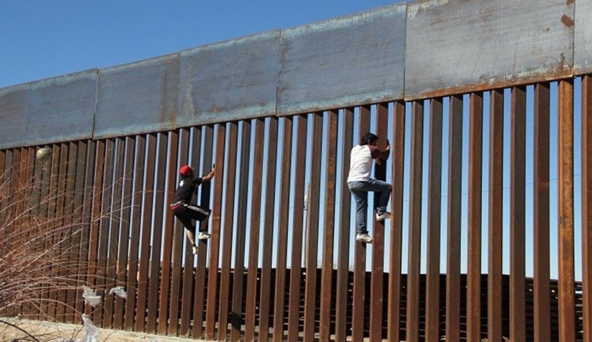 البنتاغون يوافق على بناء 32 كيلومترا إضافيا من الجدار على الحدود مع المكسيك