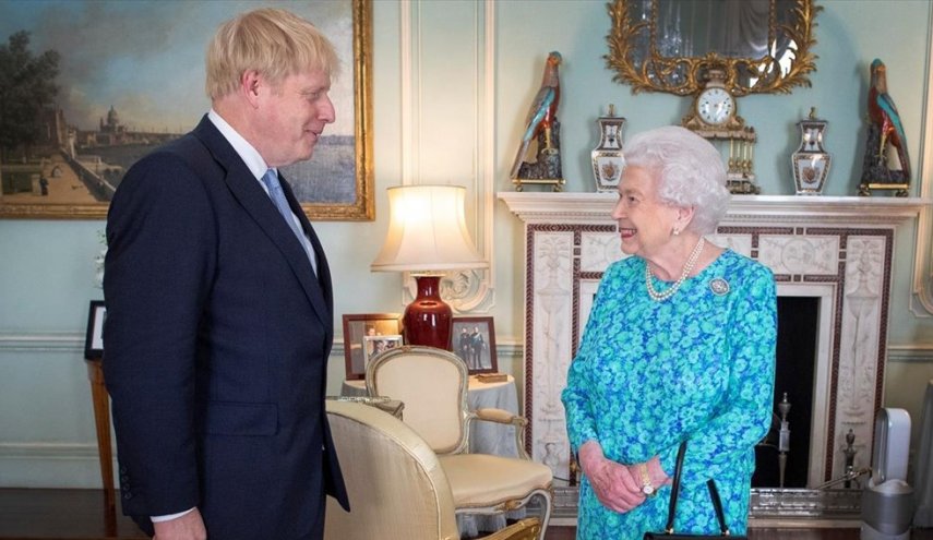 الملكة إليزابيت توافق على طلب جونسون تعليق عمل البرلمان