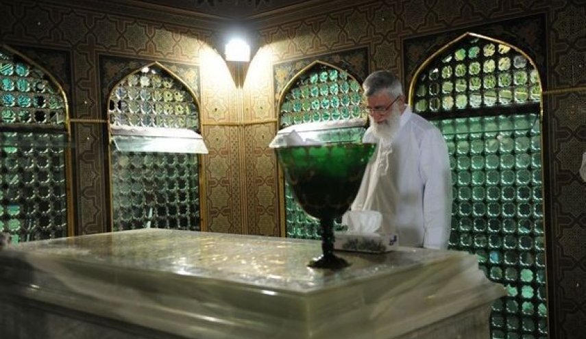 شاهد.. اقامة مراسم نفض الغبار عن ضریح الإمام الرضا (ع)