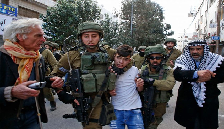 اعتقال فلسطينيين بينهم طفل في رام الله
