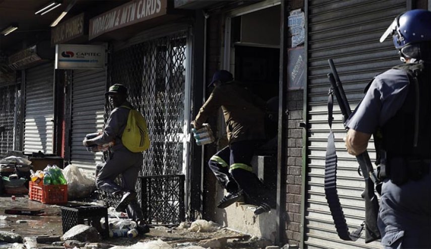 جنوب إفريقيا .. استمرار الاضطرابات والشرطة تعتقل 90 شخصا 