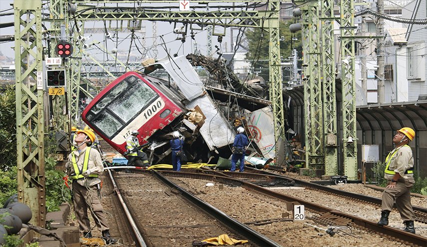 إصابة 35 شخصا في تصادم قطار وشاحنة في اليابان