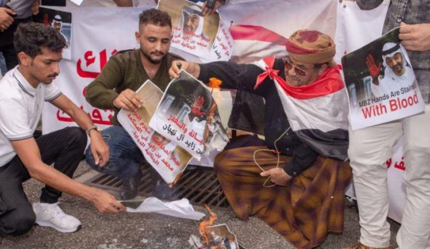 شاهد: بن زايد تحت أقدام اليمنيين في ماليزيا