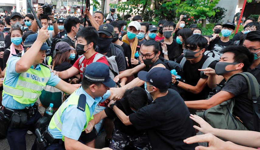 محتجو هونغ كونغ ينقلون رسالتهم إلى القنصلية الأميركية